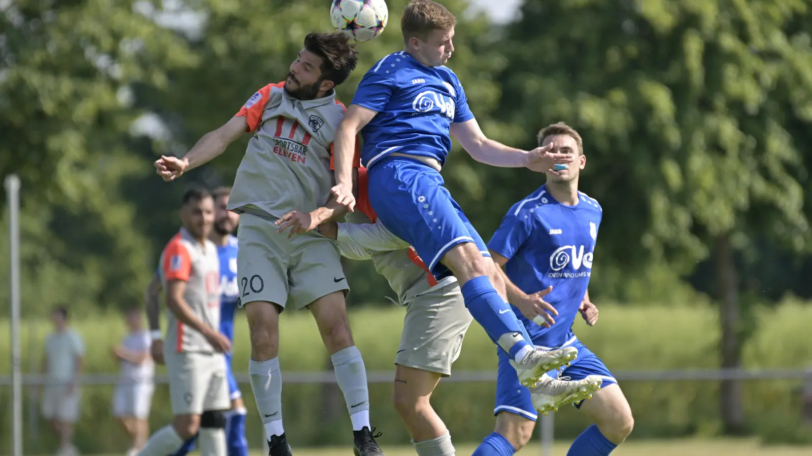 Kopf-an-Kopf-Duell: Der Weigenheimer Justus Böhm (rechts) steigt mit dem Nürnberger Mustafa Köseoglu zum Kopfball hoch. (Foto: Martin Rügner)