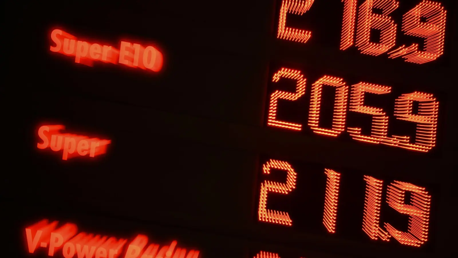 An den Tankstellen spüren Autofahrer den Iran-Krieg längst. (Foto: Katharina Kausche/dpa)