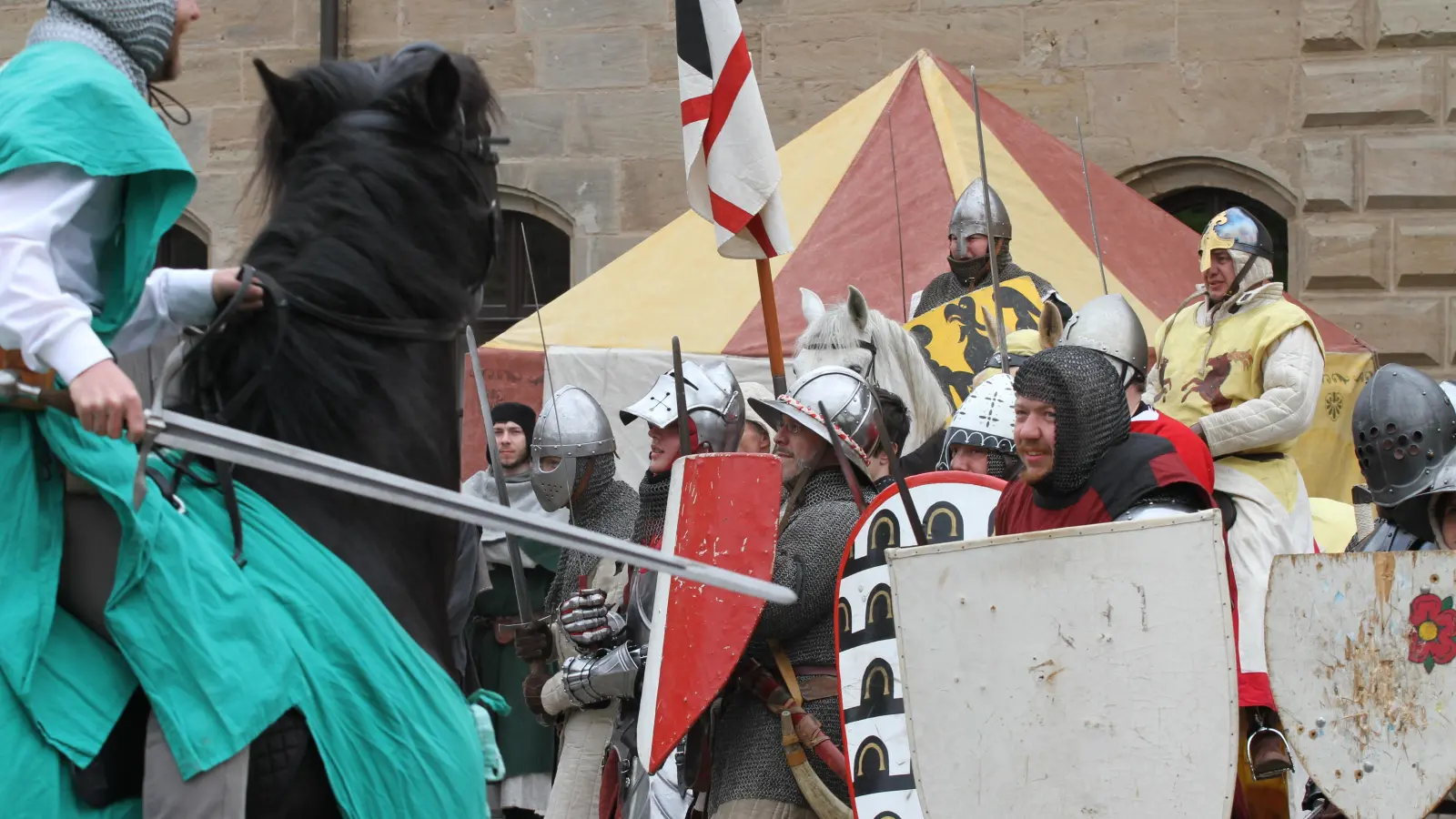 Bewaffnete Reiter greifen mit ihren Schwertern die Ritter an. (Foto: Tizian Gerbing)