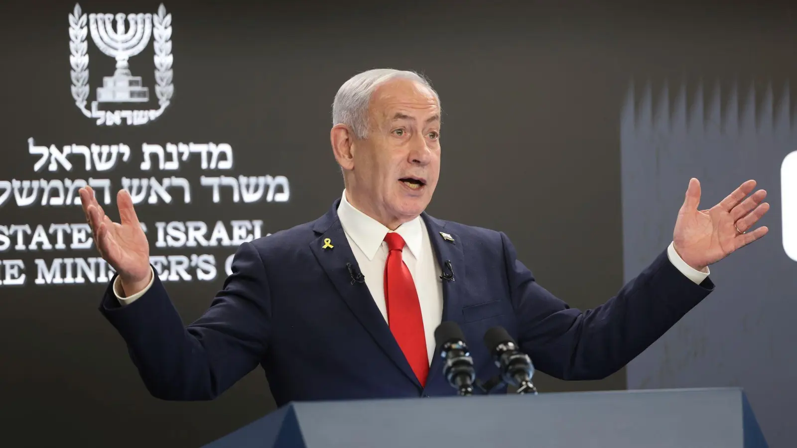 Regierungschef Netanjahu drängt vor Medienvertretern auf Tempo bei der geplanten Einnahme der Stadt Gaza.  (Foto: Abir Sultan/Pool EPA/AP/dpa)