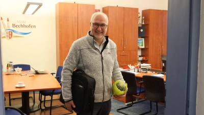 Helmut Schnotz hat im Bechhöfer Amtszimmer seine Sachen gepackt, inklusive Kaktus. Er blickt zum Abschluss zufrieden auf seine 15 Jahre als Bürgermeister der Marktgemeinde zurück. (Foto: Martina Haas)