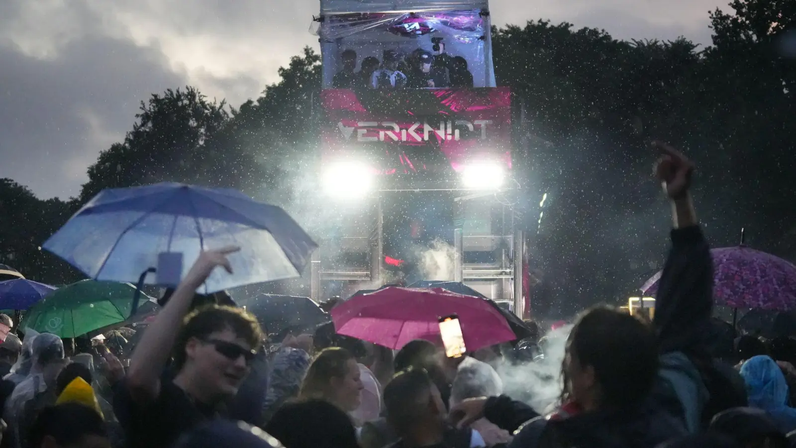 Sanitätsdienst und Feuerwehr mussten mehreren Teilnehmern der Techno-Parade „Rave the Planet“ behandeln. (Foto: Manuel Genolet/dpa)