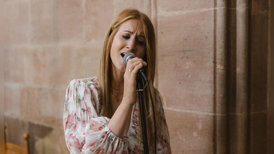 Svenja Steger berührt als Hochzeitssängerin die Menschen. (Foto: Milena Volkert)