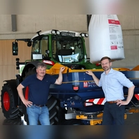 Die Preise für Düngemittel explodieren. Das werden auch die Verbraucherinnen und Verbraucher zu spüren bekommen. Norbert Bleisteiner (links) und Professor Dr. Peter Breunig beschäftigen sich am Ackerbautag mit der aktuellen Situation und Lösungsansätzen für Landwirtinnen und Landwirte. (Foto: Antonia Müller)