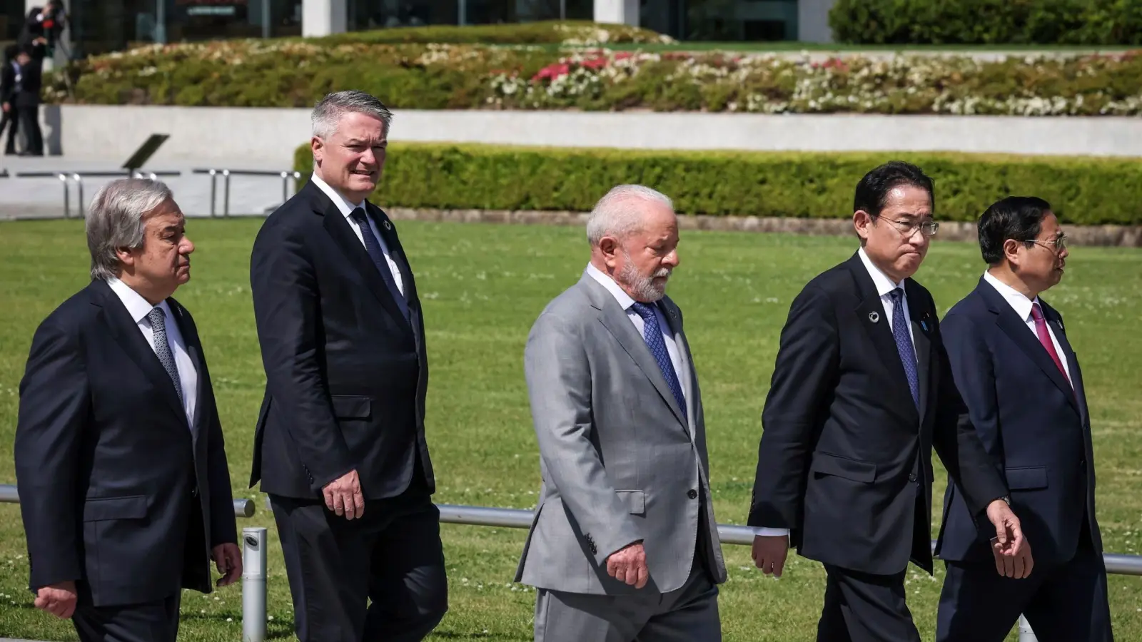 Luiz Inacio Lula da Silva (M) mit anderen Gipfelteilnehmern beim G7-Treffen in Hiroshima. (Foto: Takashi Aoyama/Getty Images Pool via AP/dpa)