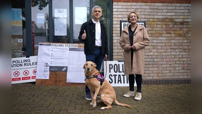 Londons amtierender Bürgermeister Sadiq Khan und seine Frau Saadiya Ahmed kamen samt Hund zur Stimmabgabe. (Foto: Yui Mok/PA Wire/dpa)