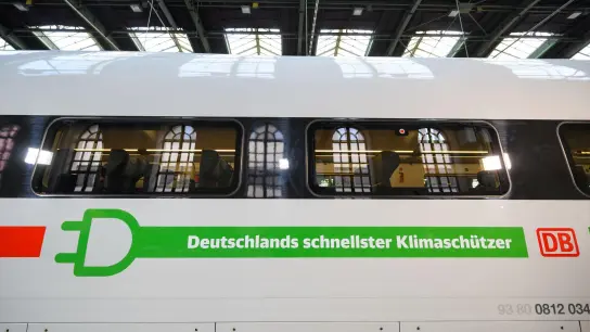 Wer mit dem ICE fährt, braucht kein schlechtes Klimagewissen haben? Immerhin, so bewirbt die Deutsche Bahn ihren Fernverkehr, führen die Schnellzüge mit 100 Prozent Grünstrom. (Foto: Christophe Gateau/dpa)