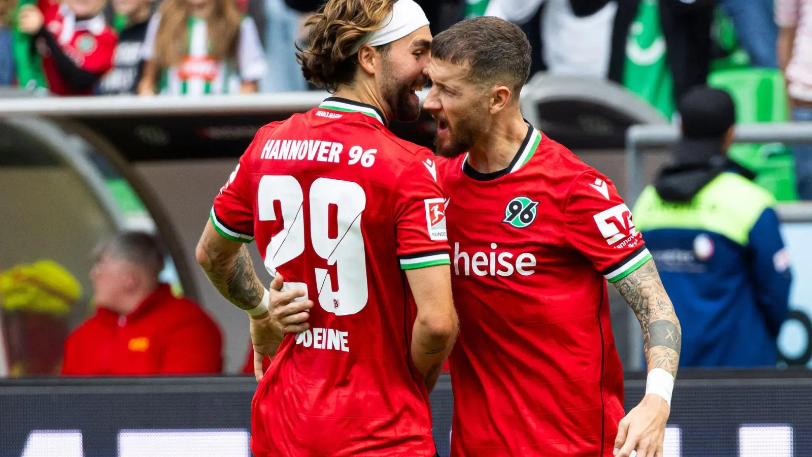 Jubel bei Hannover 96: Marcel Hartel (r) freut sich zusammen mit Kolja Oudenne über sein Tor zum 2:0 gegen den VfL Bochum. (Foto: Michael Matthey/dpa)