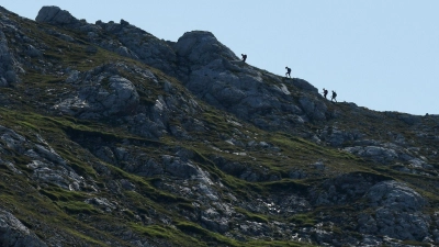 Touren sollten früh am Tag geplant werden, da die Gewittergefahr am Nachmittag deutlich steigt. (Foto: Angelika Warmuth/dpa/dpa-tmn)