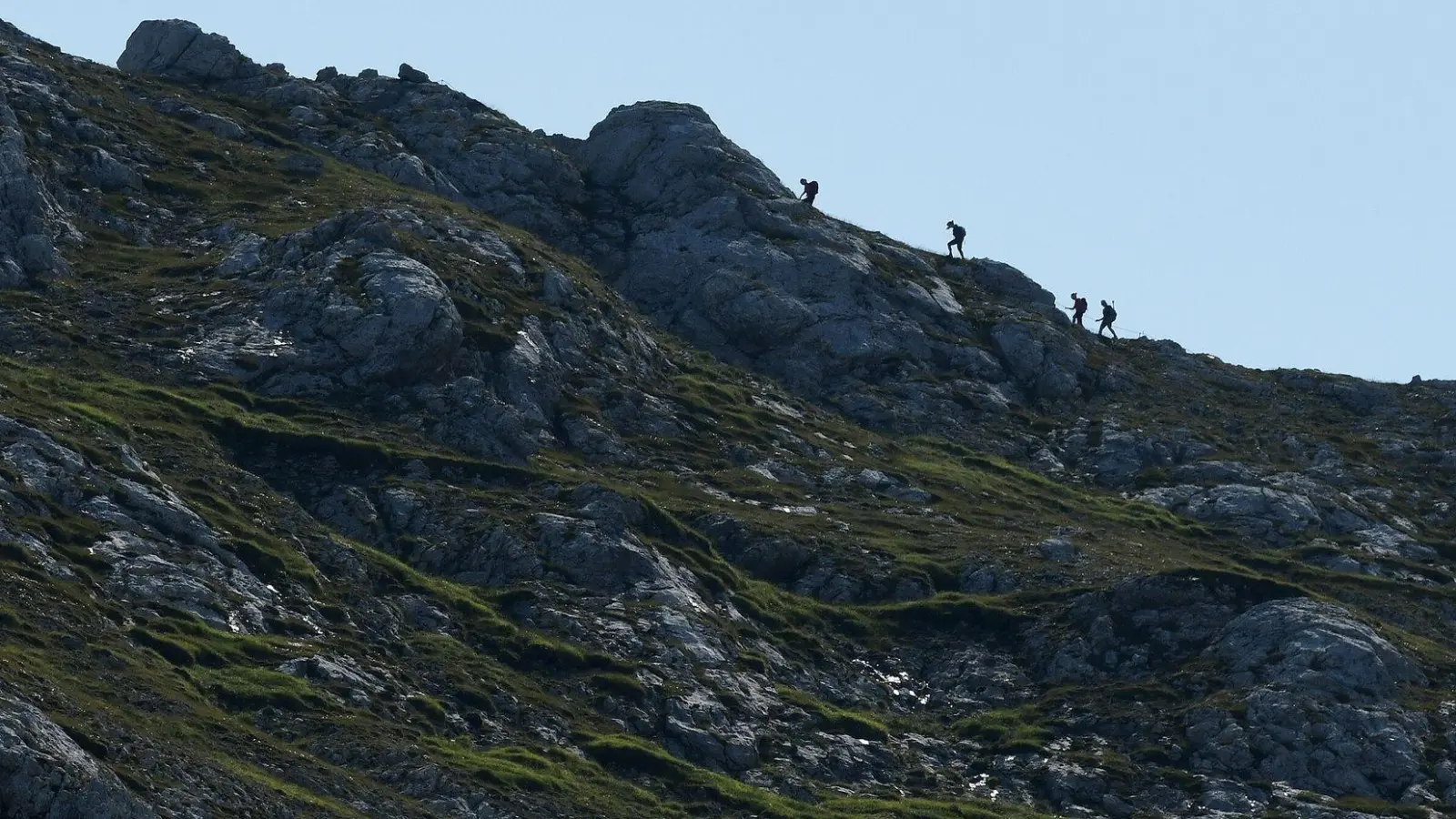 Touren sollten früh am Tag geplant werden, da die Gewittergefahr am Nachmittag deutlich steigt. (Foto: Angelika Warmuth/dpa/dpa-tmn)