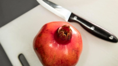 Wie lässt sich ein Granatapfel einfach und sauber entkernen? (Foto: Christin Klose/dpa-tmn)