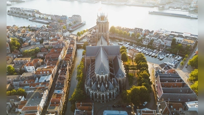 Mittelalterliche Pracht: Die Grote Kerk in Dordrecht ist ein Meisterwerk gotischer Architektur und ein beliebtes Ziel für Geschichtsinteressierte. (Foto: Marcel Lesch/Evolumina/NBTC/dpa-tmn)
