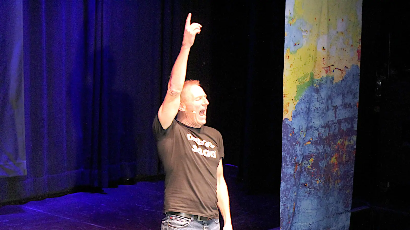 Michl Müller, bekannt vor allem aus der Sendung „Fastnacht in Franken“, präsentierte ein witziges Drei-Stunden-Programm. (Foto: Diane Mayer)