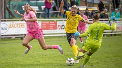 Nach der Niederlage gegen die TSG Hoffenheim II (links Svenja Vöhringer) will der SV Weinberg mit Anna Hofrichter (Mitte) in Fürth den nächsten Sieg holen.  (Foto: Markus Zahn)