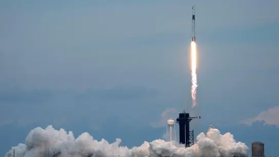 Die SpaceX Falcon 9-Rakete startete am 21. Mai in Cape Canaveral. (Foto: John Raoux/AP)