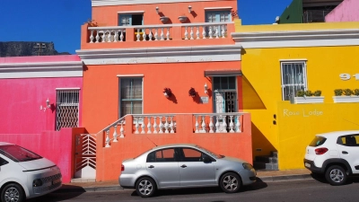 Bunte Häuser: Sie sind das Markenzeichen im Malaienviertel Bo-Kaap in Kapstadt. (Foto: Andreas Drouve/dpa-tmn/dpa)