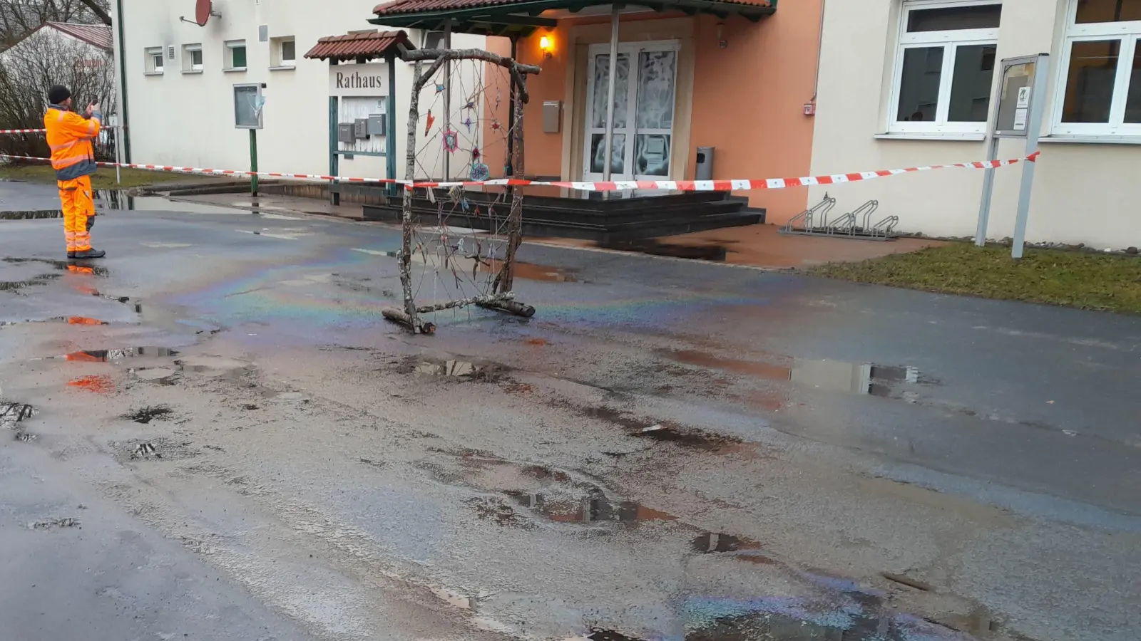 Auf das Dachsbacher Rathaus wurde ein Anschlag verübt. Die Türen wurden mit Farbe beschmiert, Altöl wurde auf die Treppe gekippt. (Foto: Peter Kaltenhäuser)