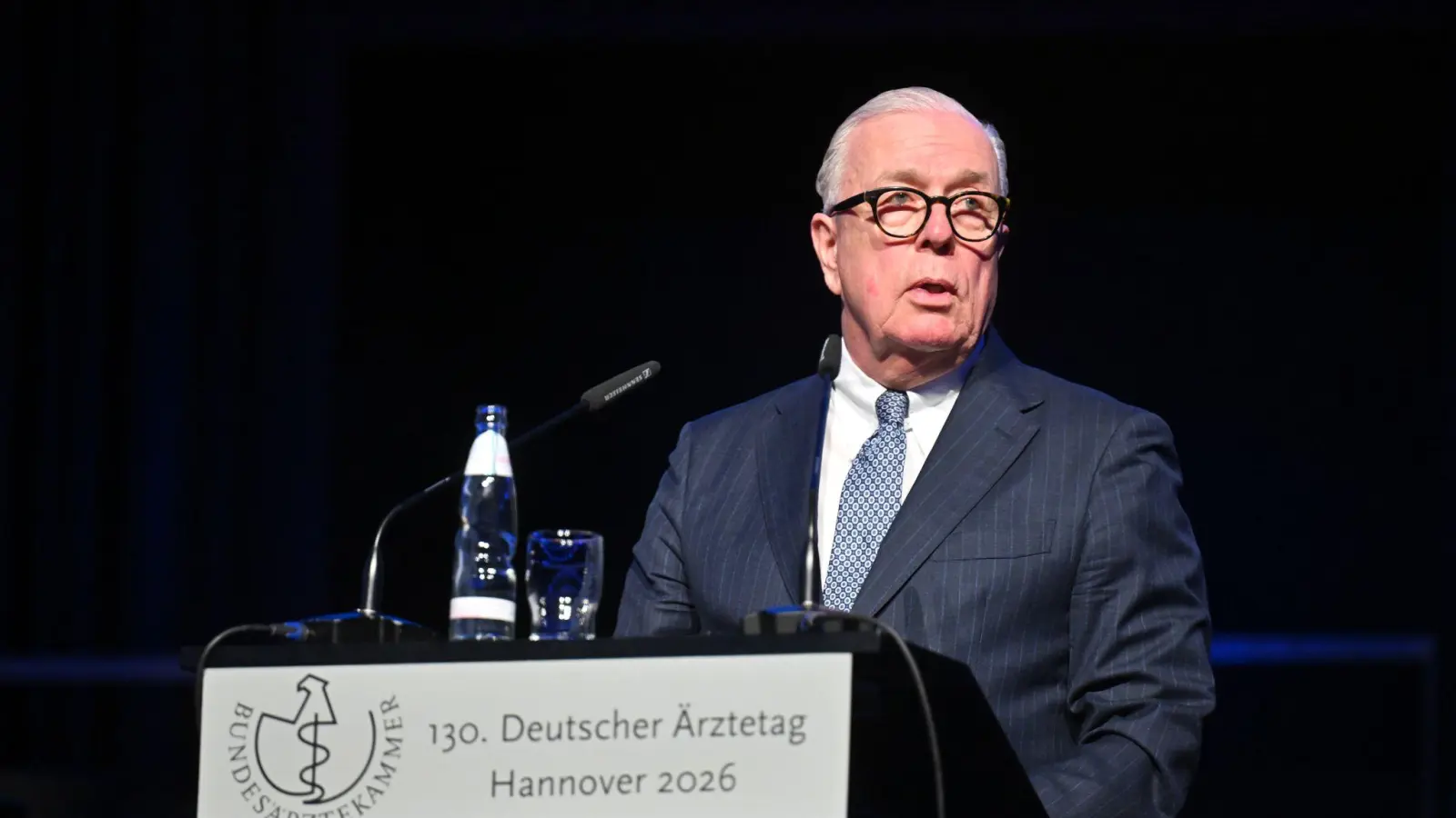 Klaus Reinhardt, Präsident der Bundesärztekammer, spricht zu Beginn des 130. Deutschen Ärztetages im Hannover Congress Centrum HCC. (zu dpa: «Ärztepräsident: Spargesetz auf «Hold» stellen») (Foto: Julian Stratenschulte)