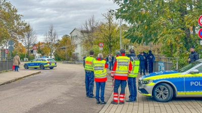 Bei einem Großeinsatz der Polizei an einer Schule in Offenburg ist ein Tatverdächtiger festgenommen worden. (Foto: Christina Häußler/Einsatz-Report24/dpa)
