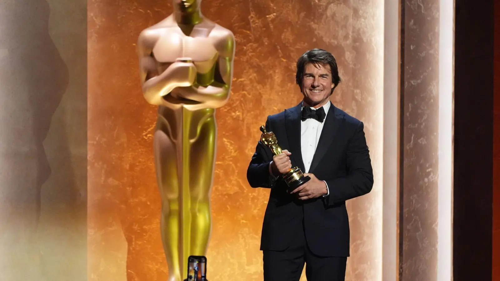 Tom Cruise freut sich über seine erste Oscar-Trophäe.  (Foto: Chris Pizzello/Invision/dpa)