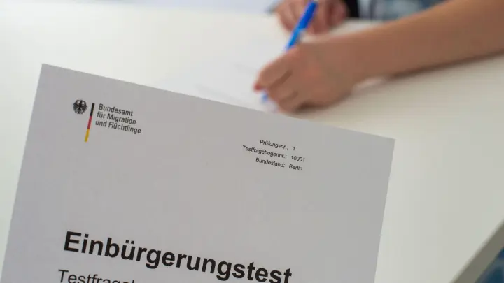 Der Einbürgerungstest gilt als bestanden wenn 17 aus 33 Fragen richtig beantwortet wurden. (Foto: Lino Mirgeler/dpa/dpa-tmn)