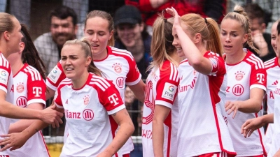 Die Spielerinnen des FC Bayern München feiern den Gewinn der deutschen Meisterschaft. (Foto: Marius Becker/dpa)