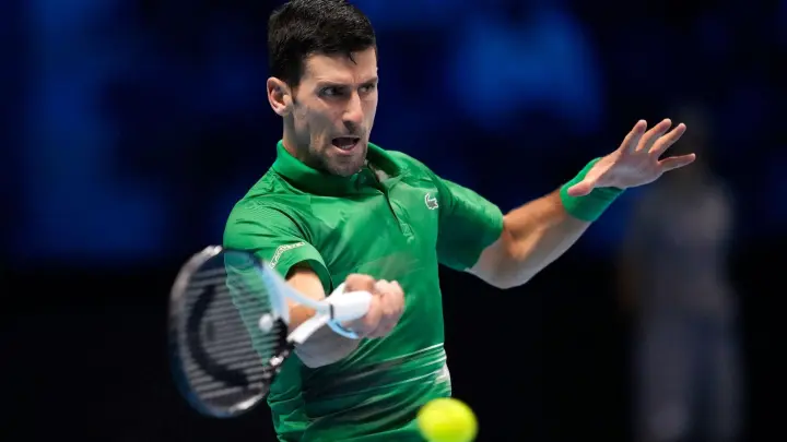Hat auch sein drittes Spiel bei den ATP-World Tour Finals gewonnen: Novak Djokovic in Aktion. (Foto: Antonio Calanni/AP/dpa)
