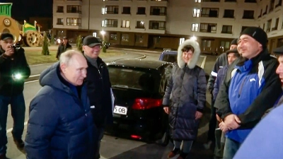 Auf diesem von einem russischen Fernsehsender veröffentlichten Screenshot spricht Wladimir Putin in Mariupol mit Anwohnern. (Foto: Uncredited/POOL Russian TV/AP/dpa)