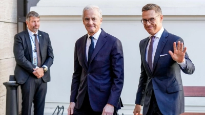 Alexander Stubb (r) und Jonas Gahr Støre haben mit dem russischen Präsidenten Wladimir Putin telefoniert. (Archivbild) (Foto: Cornelius Poppe/NTB Scanpix/AP/dpa)