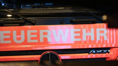 Der Schriftzug Feuerwehr ist auf einem Einsatzfahrzeug der Feuerwehr angebarcht. (Foto: Bernd Weißbrod/dpa)