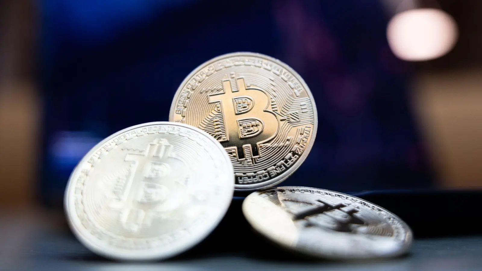 Bitcoin ist eine dezentrale digitale Währung, die ohne eine Zentralbank oder einen Verwalter auskommt. (Foto: Hannes P Albert/dpa)