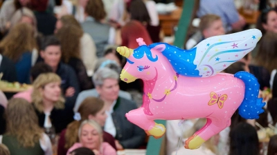 Ein rosa Einhorn schwebt über der Veranstaltung. (Foto: Sven Hoppe/dpa)