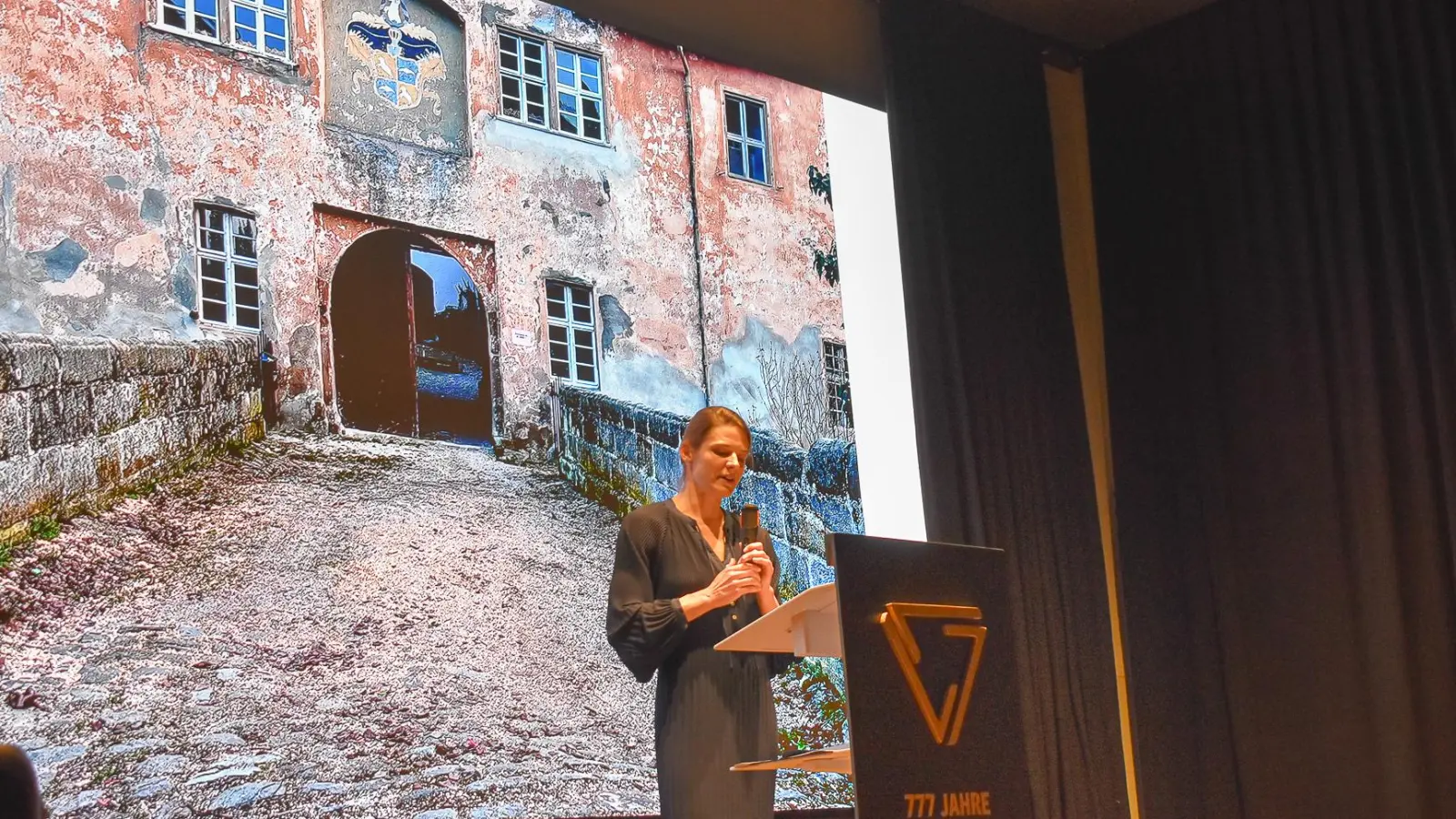 Dr. Sandmeier referierte über die Geschichte Neuhofs (Foto: Ute Niephaus)