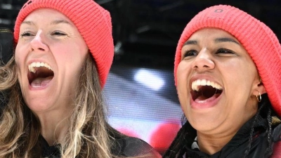 Nach der Gold-Fahrt: Laura Nolte (l) und Deborah Levi. (Foto: Robert Michael/dpa)