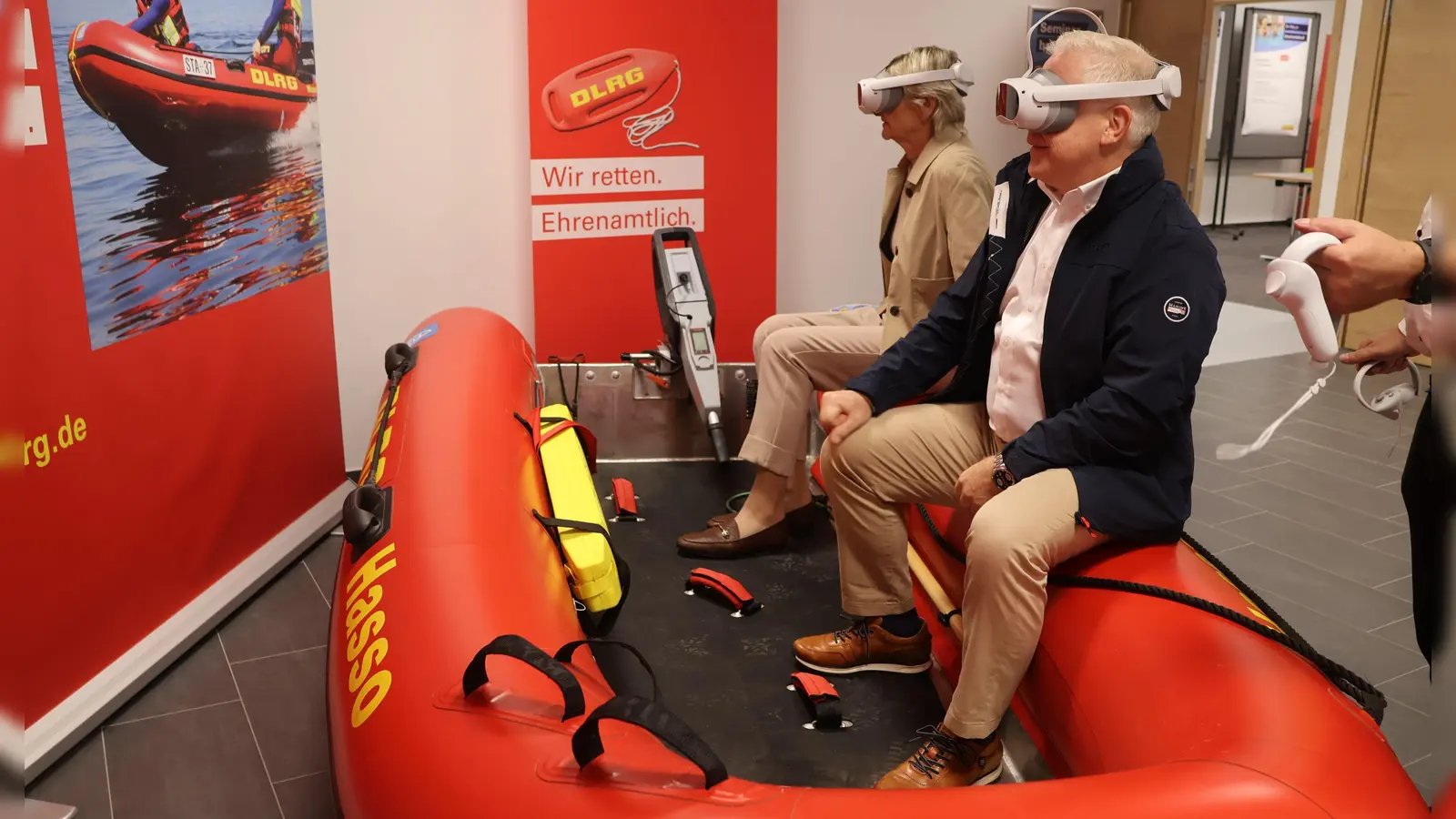 Zur Einweihung hatte die DLRG ihr Rettungsschlauchboot „Hasso” mitgebracht, in dem die Gäste mit einer Virtual-Reality-Brille auf eine Wasserrettungstour gehen konnten. (Foto: Andreas Reum)