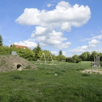 Hier am Spielplatz in Steinsfeld sollen Bäume gepflanzt werden, so dass die Kinder im nächsten Sommer etwas Schutz vor der Hitze haben. (Foto: Karl-Heinz Gisbertz)