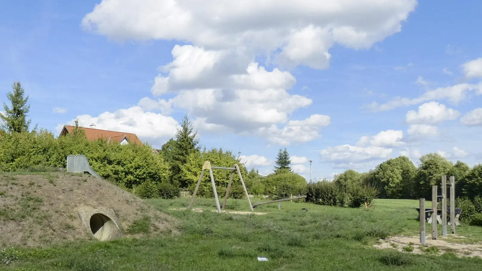 Hier am Spielplatz in Steinsfeld sollen Bäume gepflanzt werden, so dass die Kinder im nächsten Sommer etwas Schutz vor der Hitze haben. (Foto: Karl-Heinz Gisbertz)