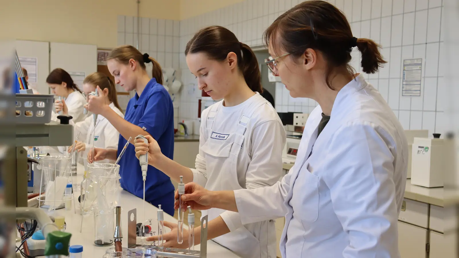 Fachlehrkraft Sandra Wiedemann (rechts) und ihre Schülerinnen im Labor für Mikrobiologie. (Foto: Antonia Müller)