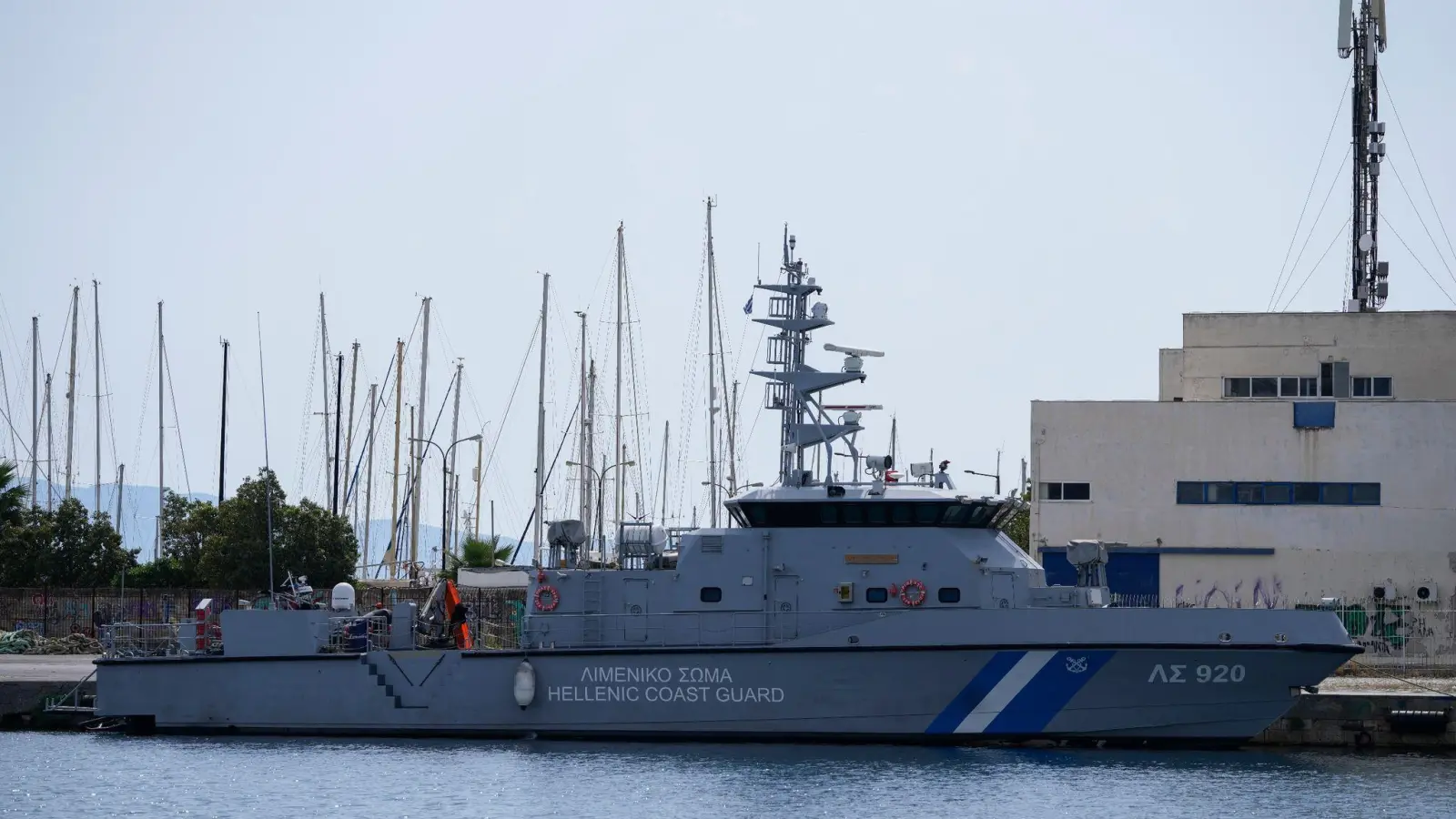 Ein Schiff der griechischen Küstenwache liegt im Hafen von Kalamata. In der Stadt wurde nach einem schweren Bootsunglück über das weitere Vorgehen mit den mutmaßlichen Schleusern entschieden. (Foto: Thanassis Stavrakis/AP/dpa)