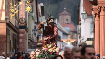 Rund 600 Menschen wirken an der Prozession mit. (Foto: Karl-Josef Hildenbrand/dpa)