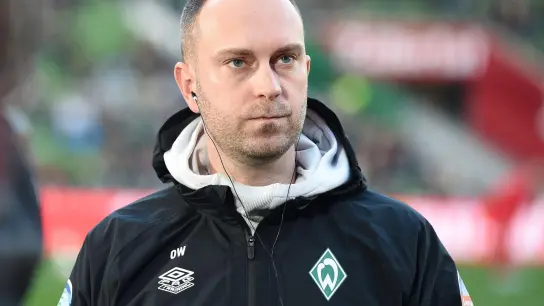 Werders Trainer Ole Werner hatte zum Start in die Vorbereitung bis auf die beiden WM-Teilnehmer den kompletten Kader zur Verfügung. (Foto: Carmen Jaspersen/dpa)