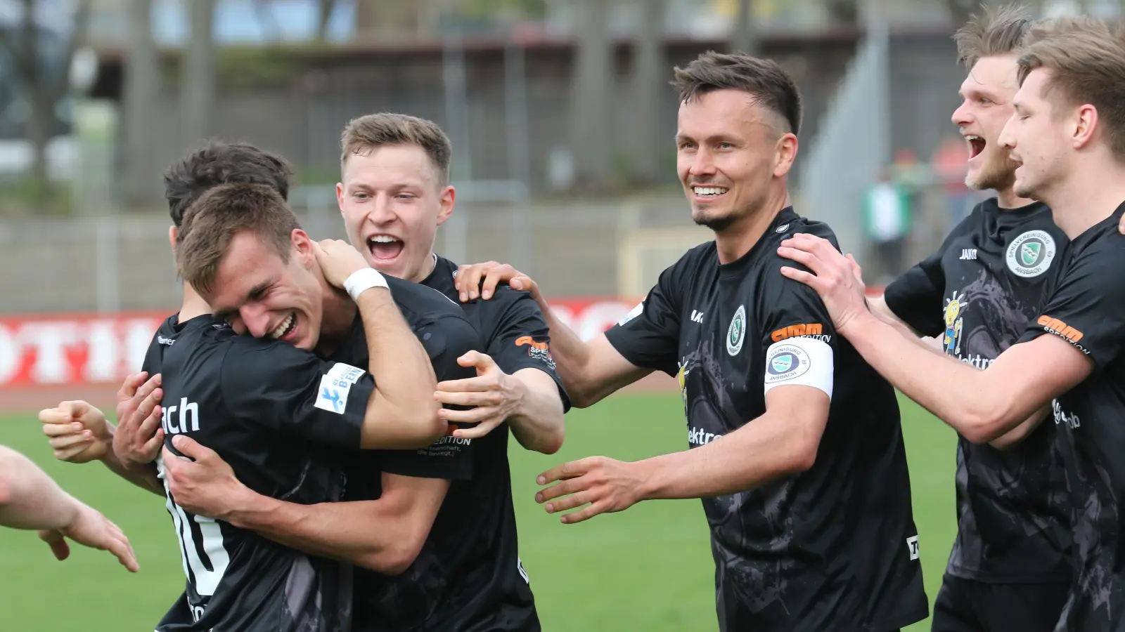 Jubel über das Siegtor in Schweinfurt. Erzielt hat es soeben Abwehrspieler Lukas Oberseider (links).  (Foto: Michael Horling)