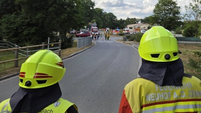 Ein abgerissenes Stromkabel blockierte die Straße entlang der Aurach in Losaurach und sorgte in Morbach und Losaurach für einen Stromausfall. (Foto: Kreisfeuerwehrverband NEA)