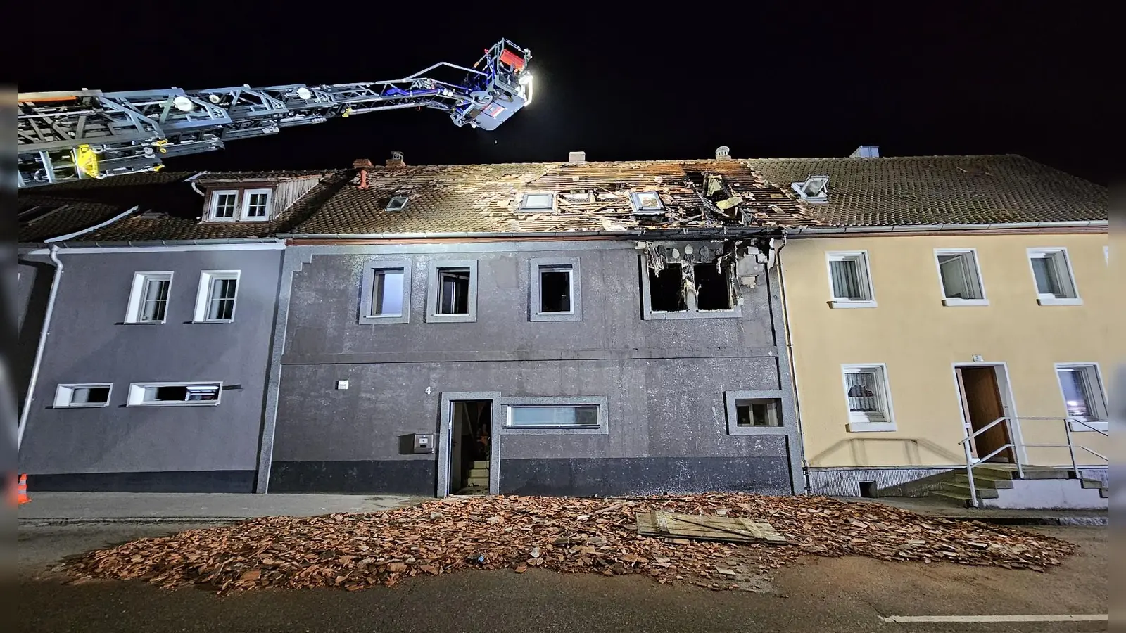 Unbewohnbar und möglicherweise ein Totalschaden ist das Haus an der Bahnhofstraße, in dem es am Dienstag brannte. (Foto: Wolfgang Grebenhof)