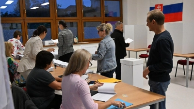 Menschen geben ihre Stimmen bei der Parlamentswahl in der Slowakei ab. (Foto: álek Václav/CTK/dpa)