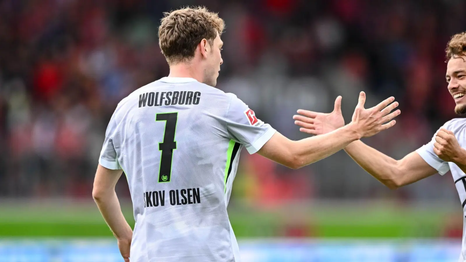 Brachte den VfL in Führung: Der Däne Andreas Skov Olsen (l.). (Foto: Harry Langer/dpa)