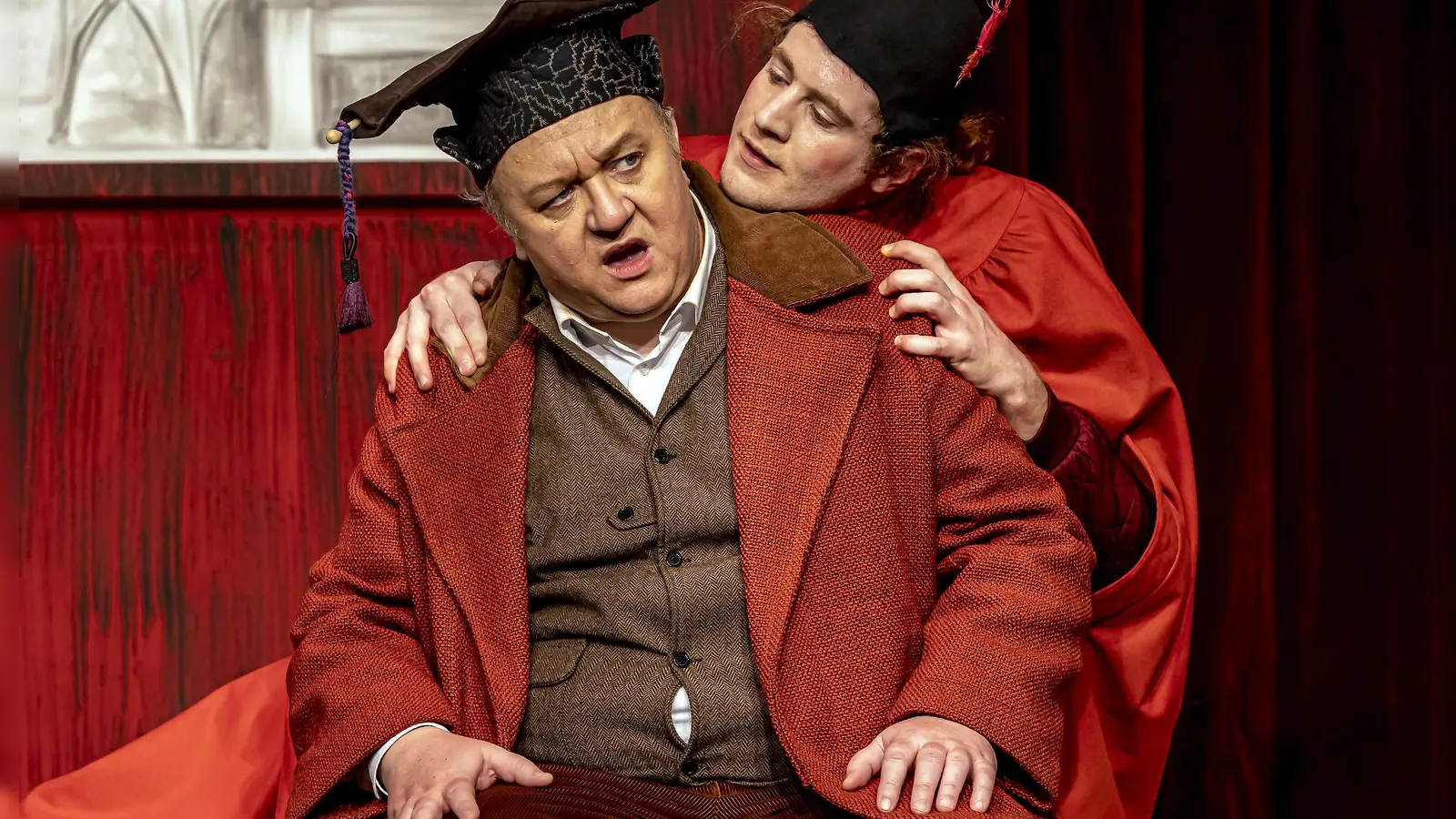Faust und Mephisto wie aus dem Bilderbuch: Knut Fleischmann (links) und Mario Brutschin in „fast Faust“. (Foto: Landestheater/Hans von Draminski)