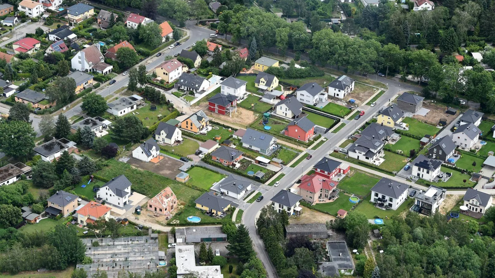 Grüner Rasen und Einfamilienhäuser bestimmen das Bild einer Stadtrandsiedlung. (Foto: Bernd Settnik/dpa-Zentralbild/dpa)