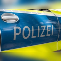 Polizei und Feuerwehr sind wegen eines verdächtigen Gegenstands in einer Spedition in Neu-Ulm im Einsatz. (Symbolbild) (Foto: Daniel Vogl/dpa)