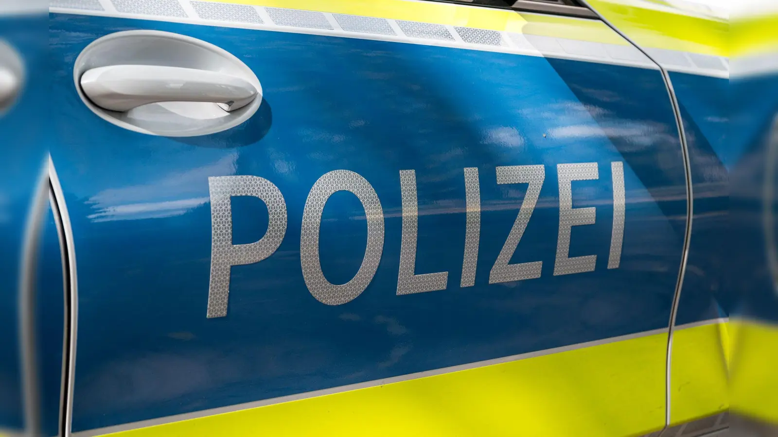 Polizei und Feuerwehr waren wegen eines verdächtigen Gegenstands in einer Spedition in Neu-Ulm im Einsatz. (Symbolbild) (Foto: Daniel Vogl/dpa)